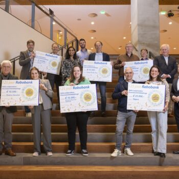Social Club ontvangt cheque